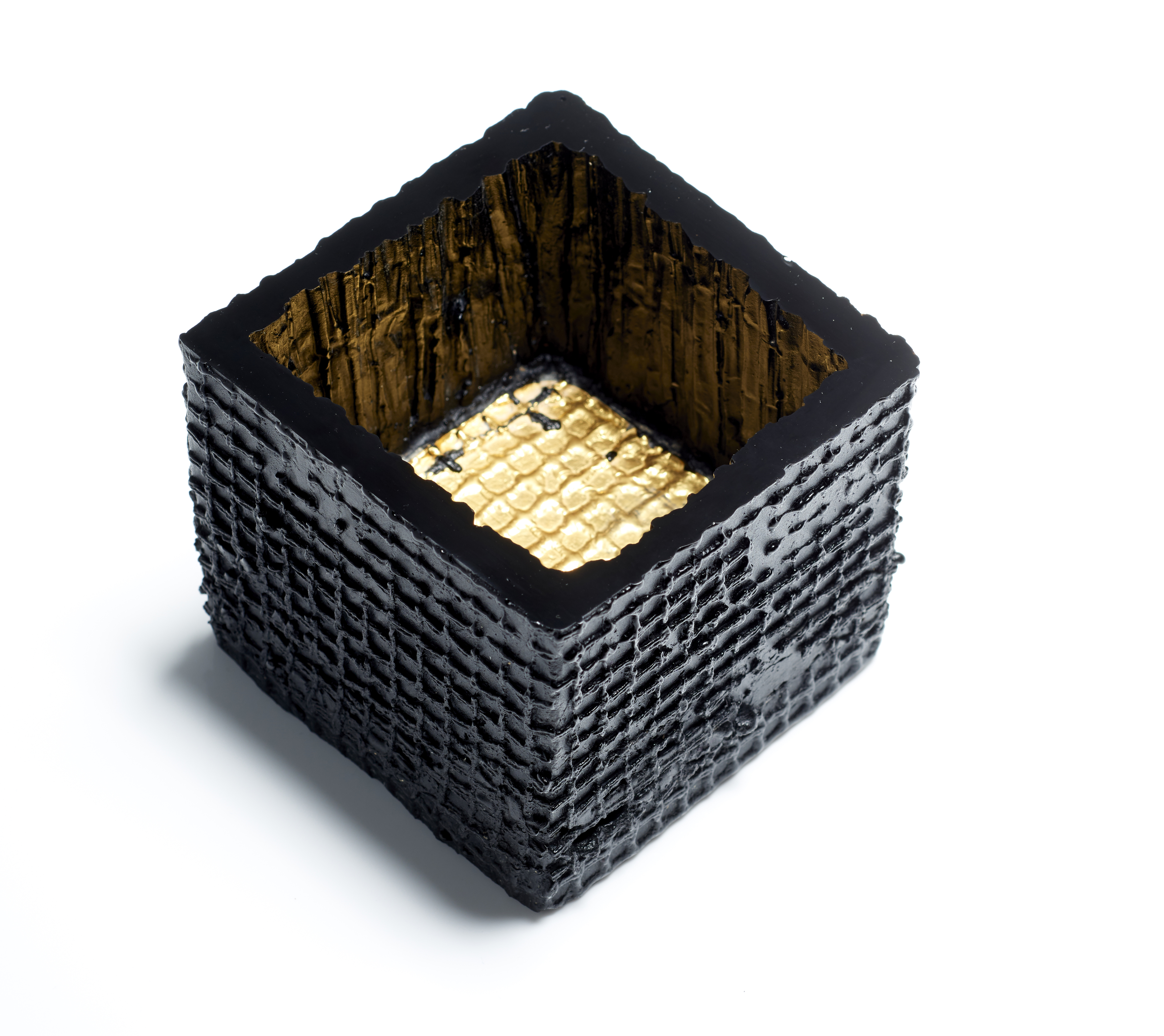 Defining edge - Dialogue at the threshold